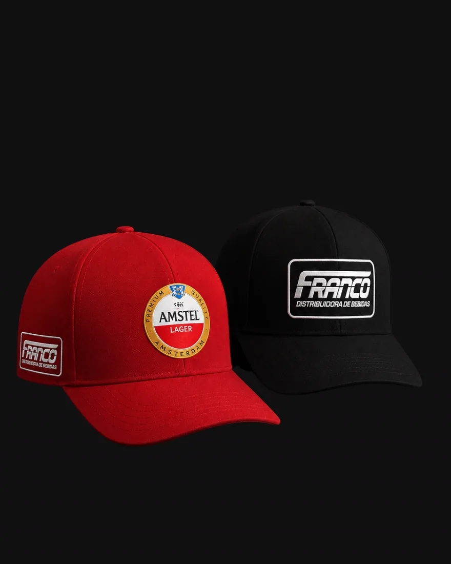 Boné vermelho com patch da Amstel e boné preto da Franco Distribuidora