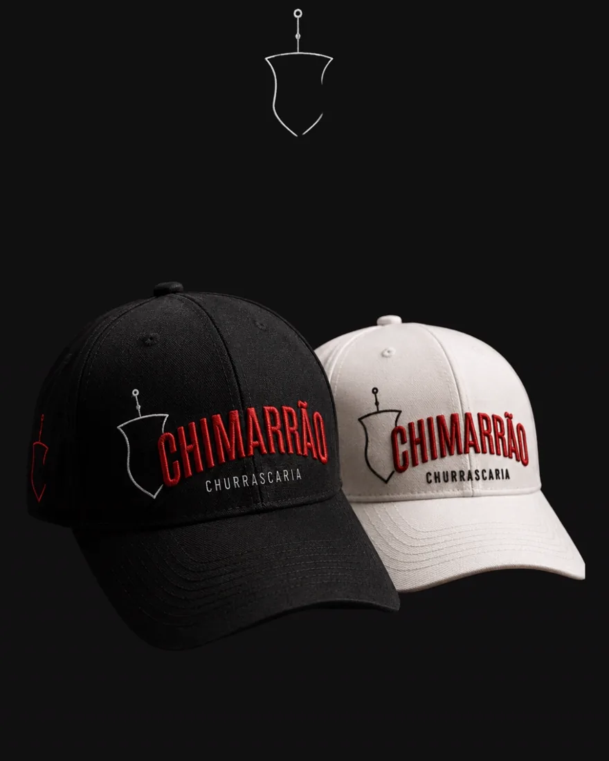 Bonés preto e branco da Chimarrão Churrascaria com bordado vermelho