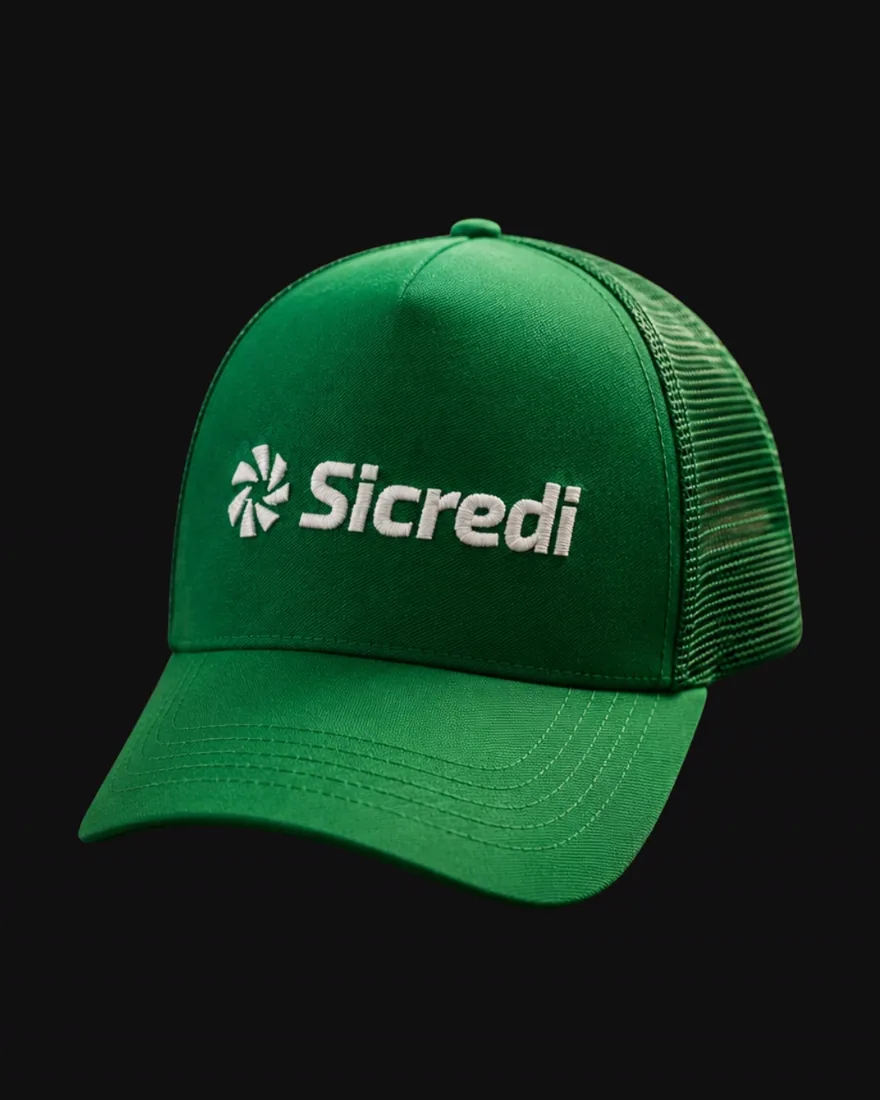 Boné trucker verde com logotipo da Sicredi bordado em branco na frente