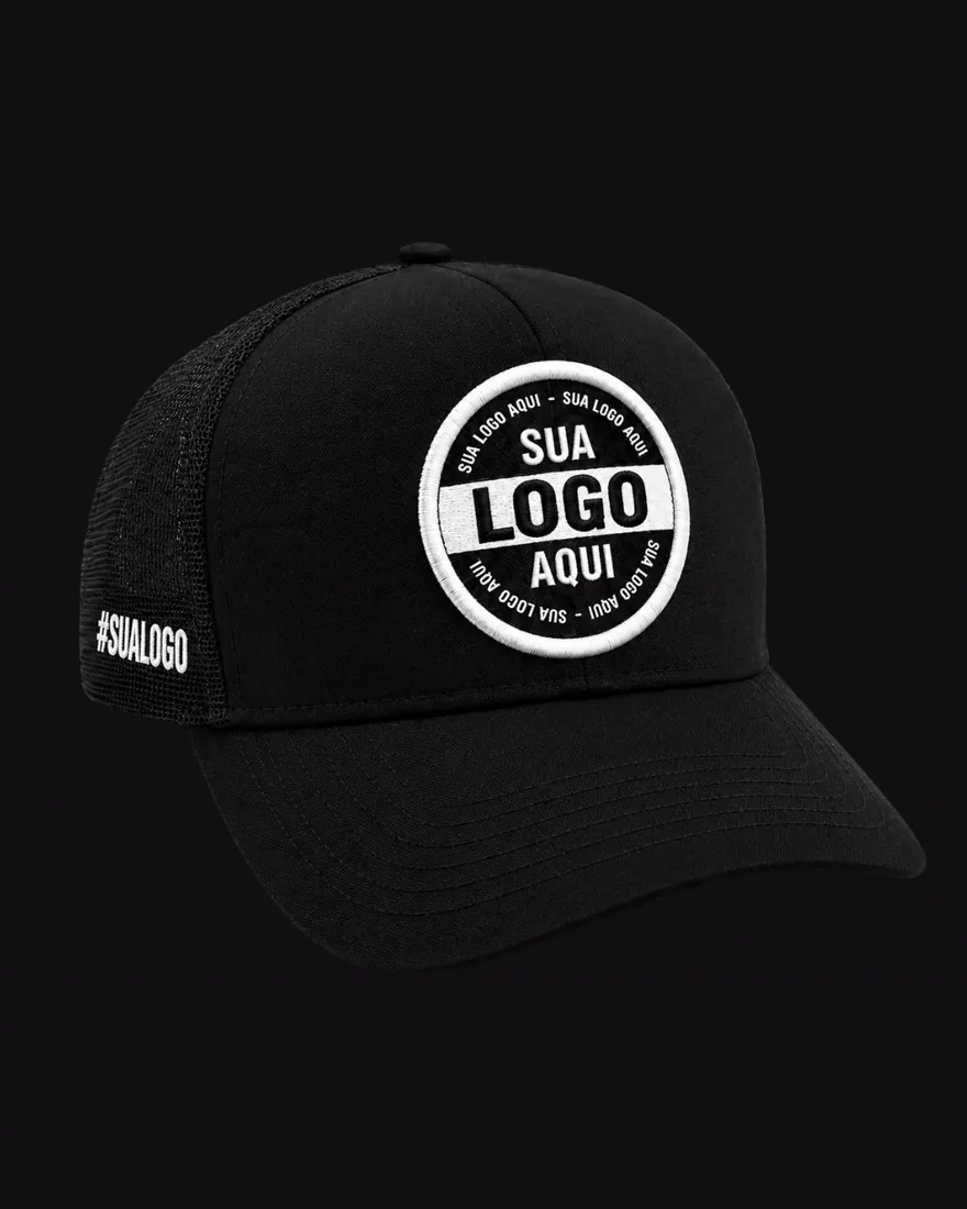Boné trucker preto com aplicação redonda escrita sua logo aqui