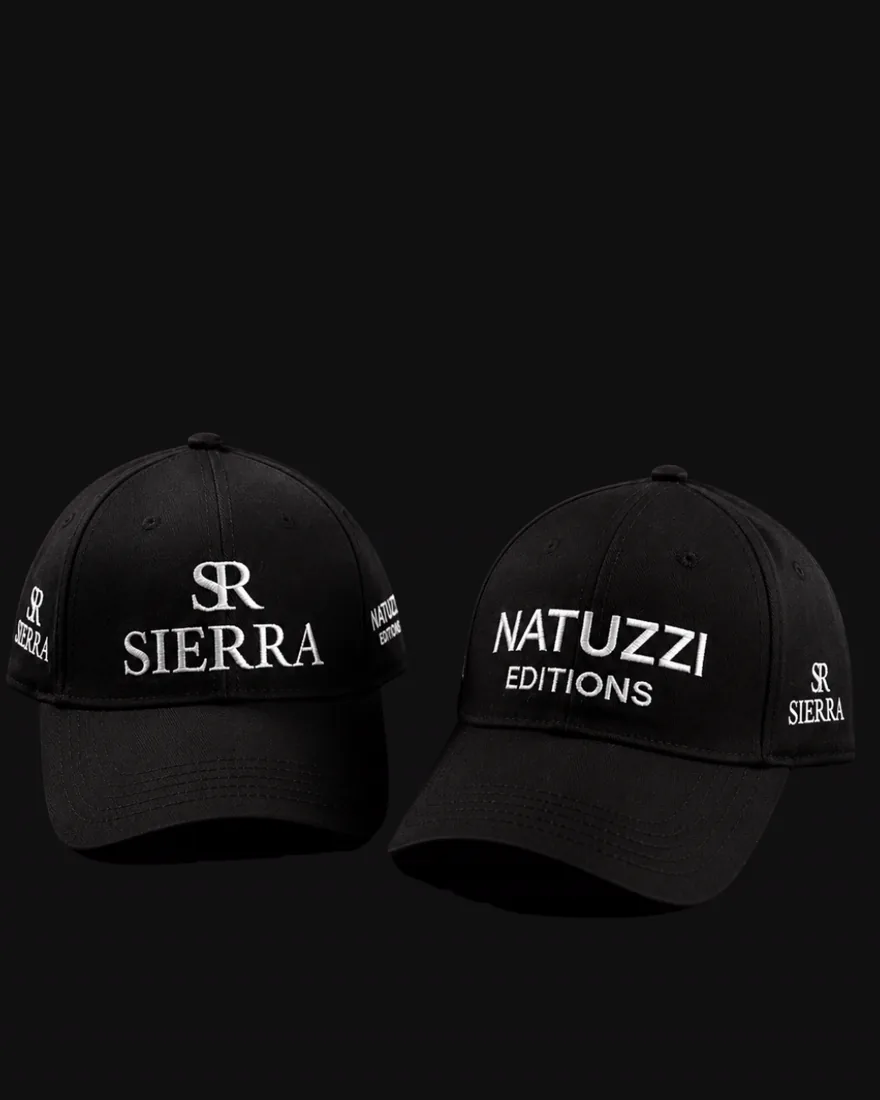 Dois bonés pretos de aba curva com nome da marca bordado em linha branca