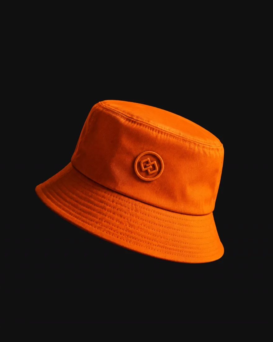 Bucket hat laranja com logotipo bordado discreto na frente