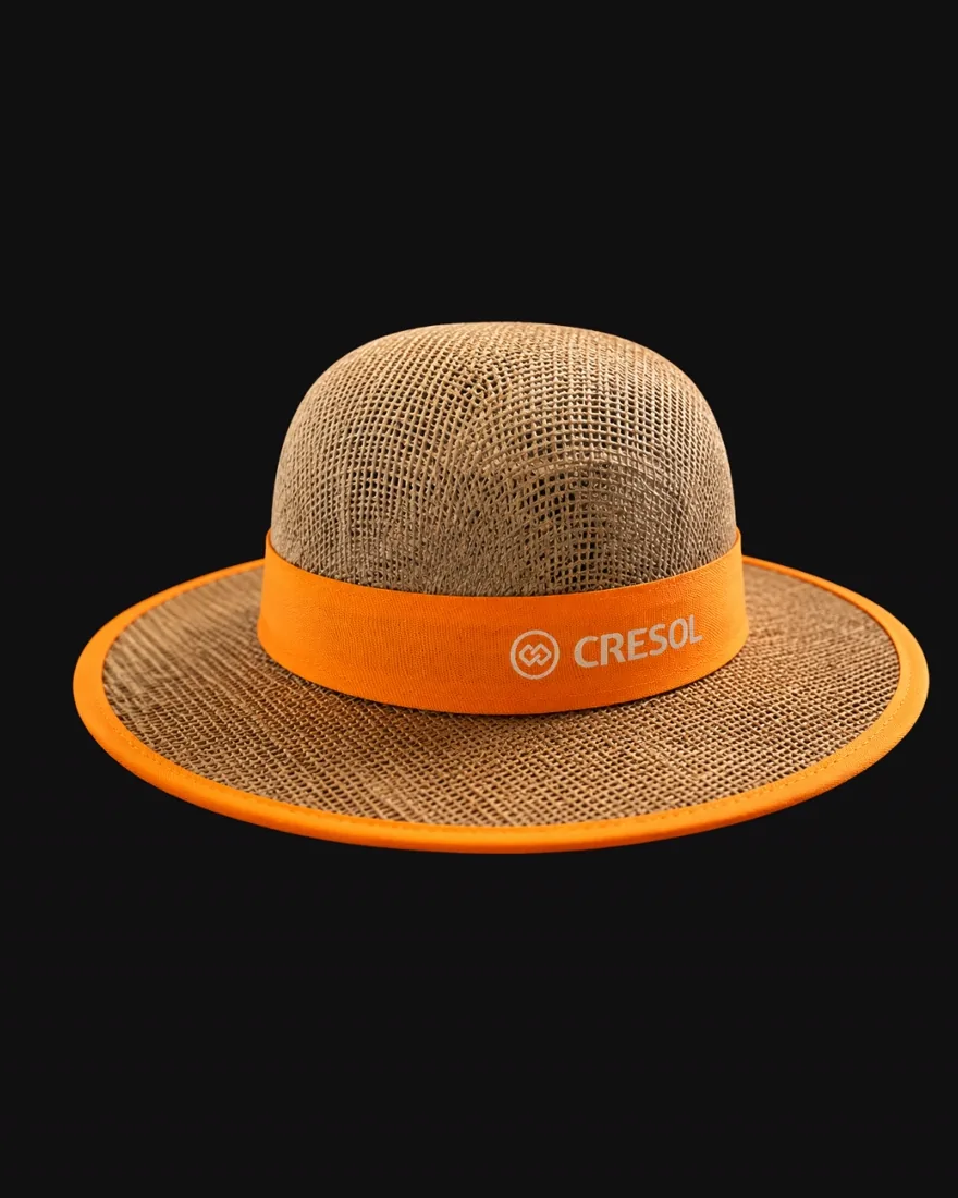 Chapéu de palha com faixa laranja personalizada e logotipo aplicado