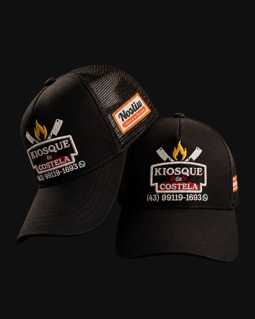 Dois bonés trucker pretos com patch bordado aplicado na frente e na lateral