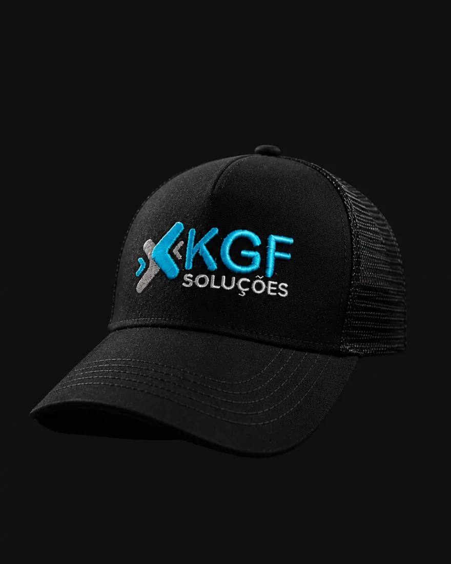 Boné trucker preto com tela na traseira e logotipo bordado na frente